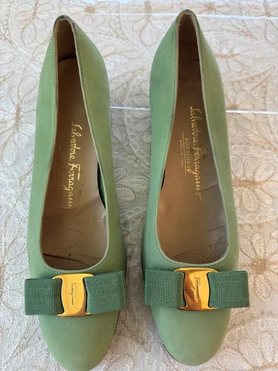 Salvatore Ferragamo Green Suede Vara Bow Pumps with Gold Accent - Picture 2 of 11